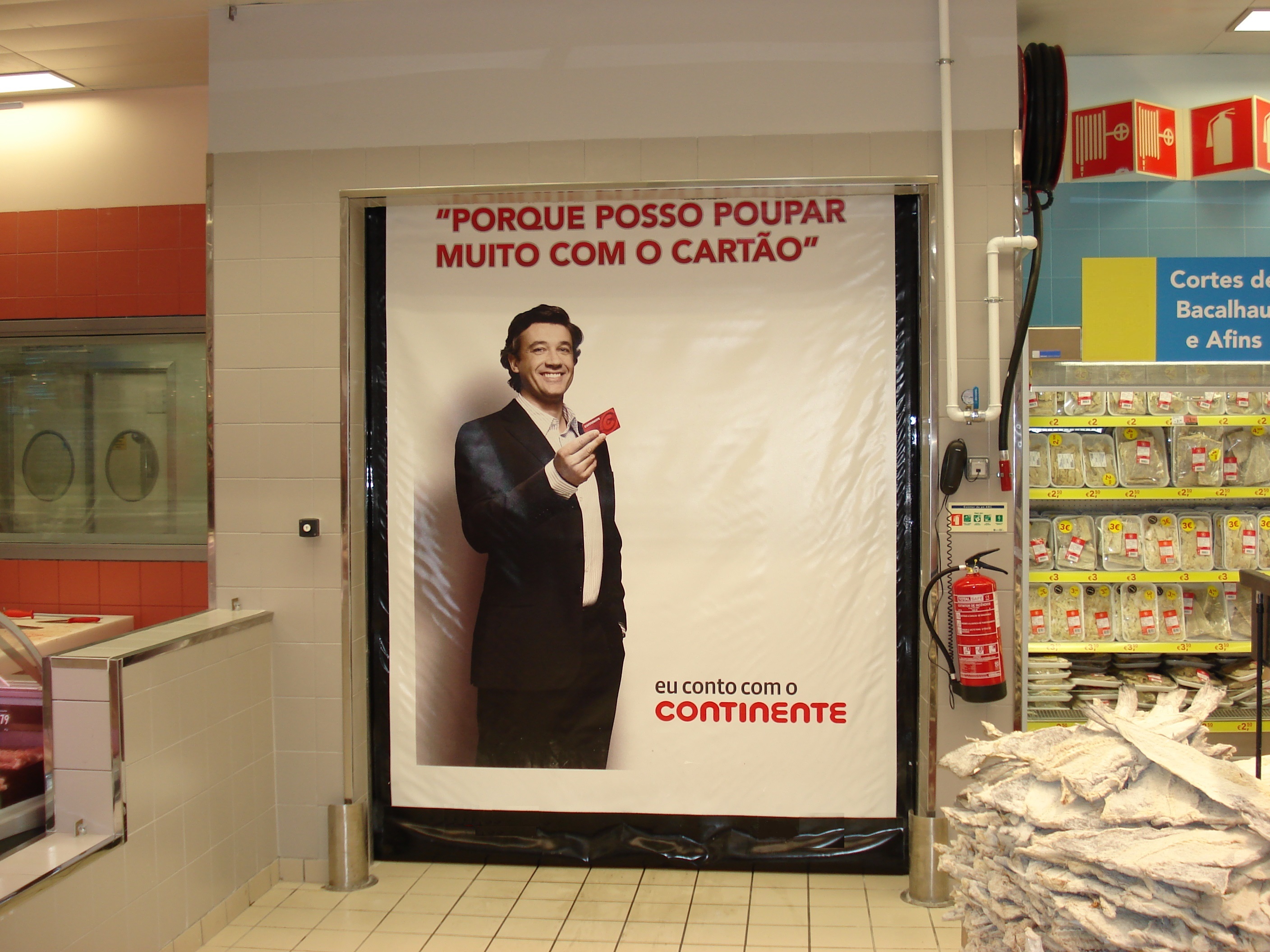 Portas Flexíveis usam mantas impressas para merchandising