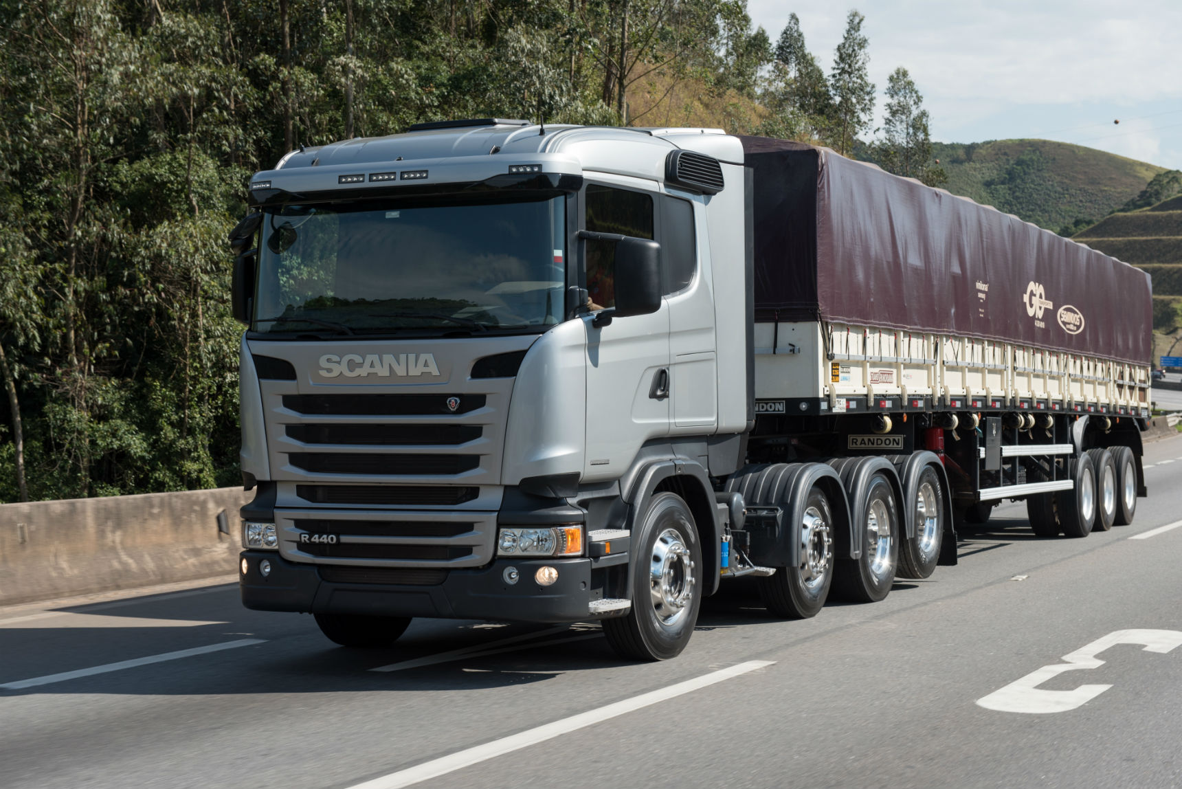 Scania apresenta cavalo mecânico rodoviário 8×2 de fábrica