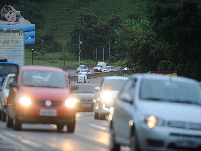 Rodovias estaduais e federais não têm sinalização sobre lei do farol baixo em SP