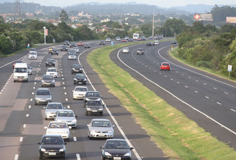 Fluxo de veículos cresce 2,3% nas estradas pedagiadas em julho, revela ABCR