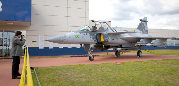 Saab e Embraer inauguram centro para fabricar parte dos caças da FAB