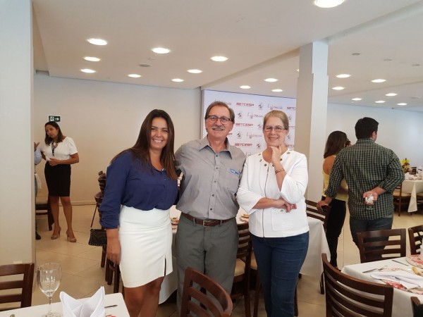 Equipe da Logweb no lançamento do CAS (da esquerda para a direita): Maria Zimmermann Garcia, diretora comercial; Luis Claúdio R. Ferreira, diretor administrativo-financeiro; e Valéria Lima de Azevedo Nammur, diretora executiva 