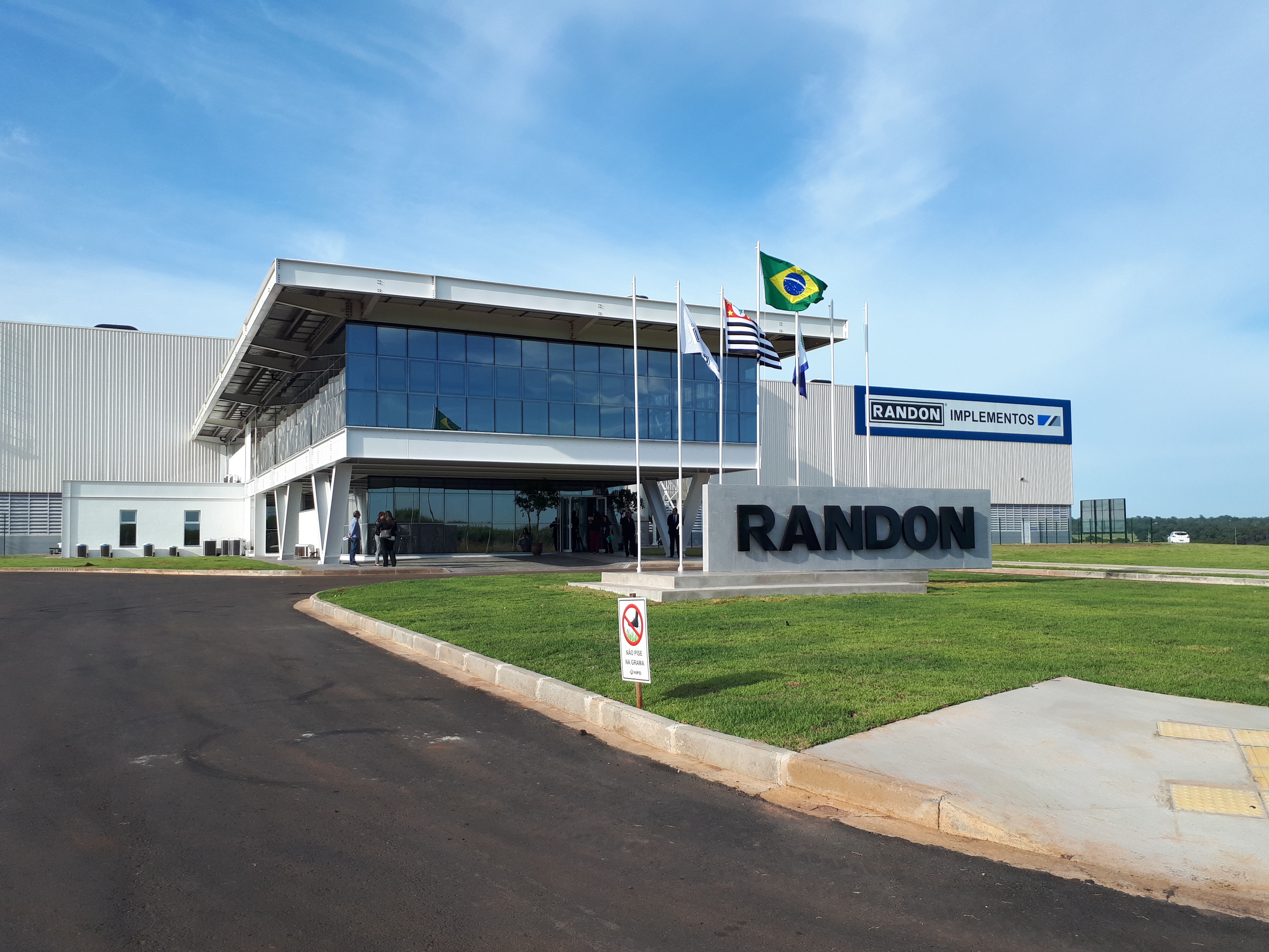 Randon inaugura oficialmente fábrica em Araraquara, SP