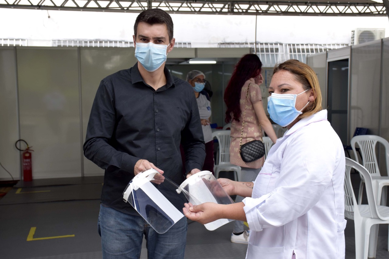 Primeiros protetores faciais produzidos na VWCO são doados no estado do Rio