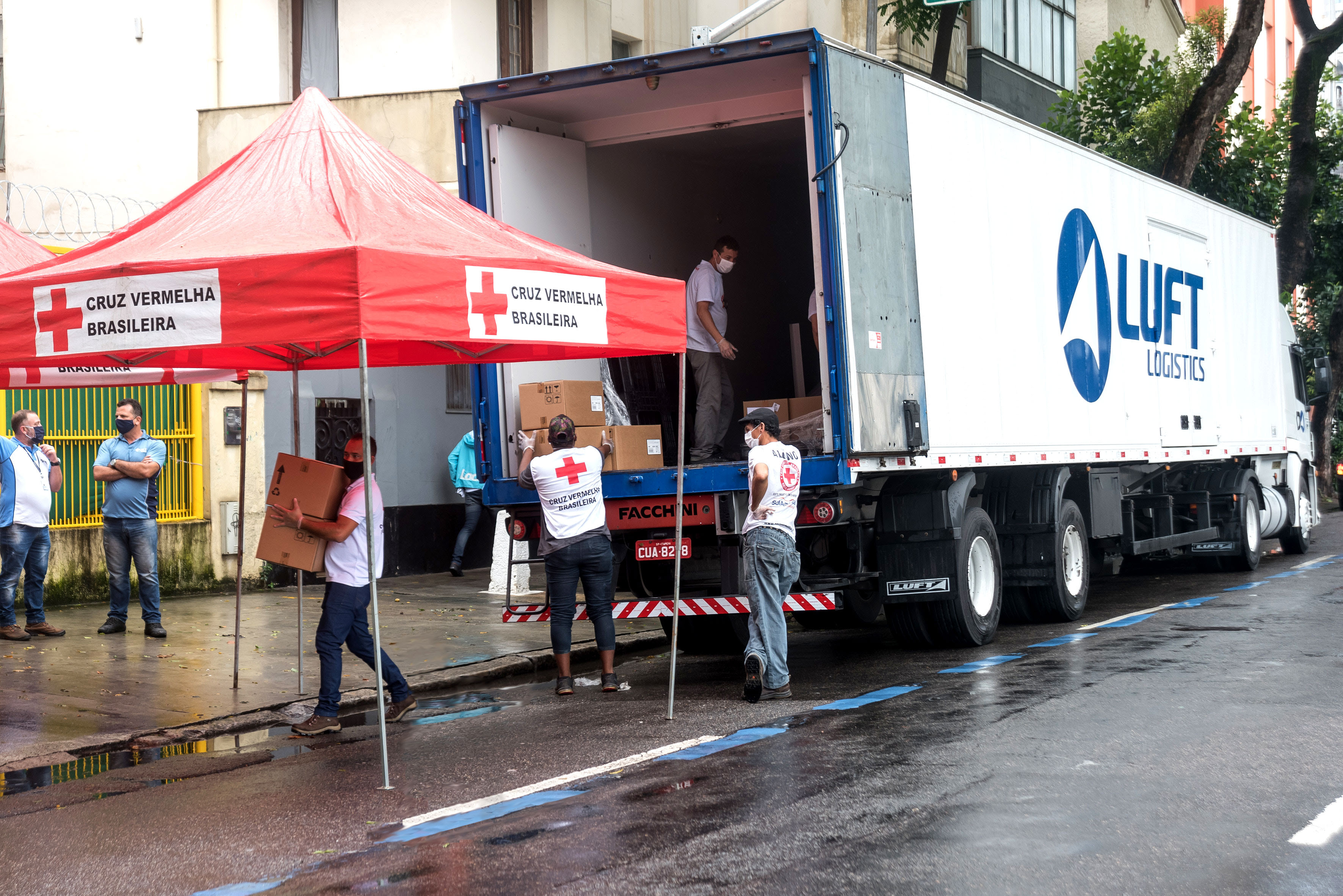 Luft Healthcare entrega 11 toneladas de produtos de saúde doados pelo Grupo RB à Cruz Vermelha