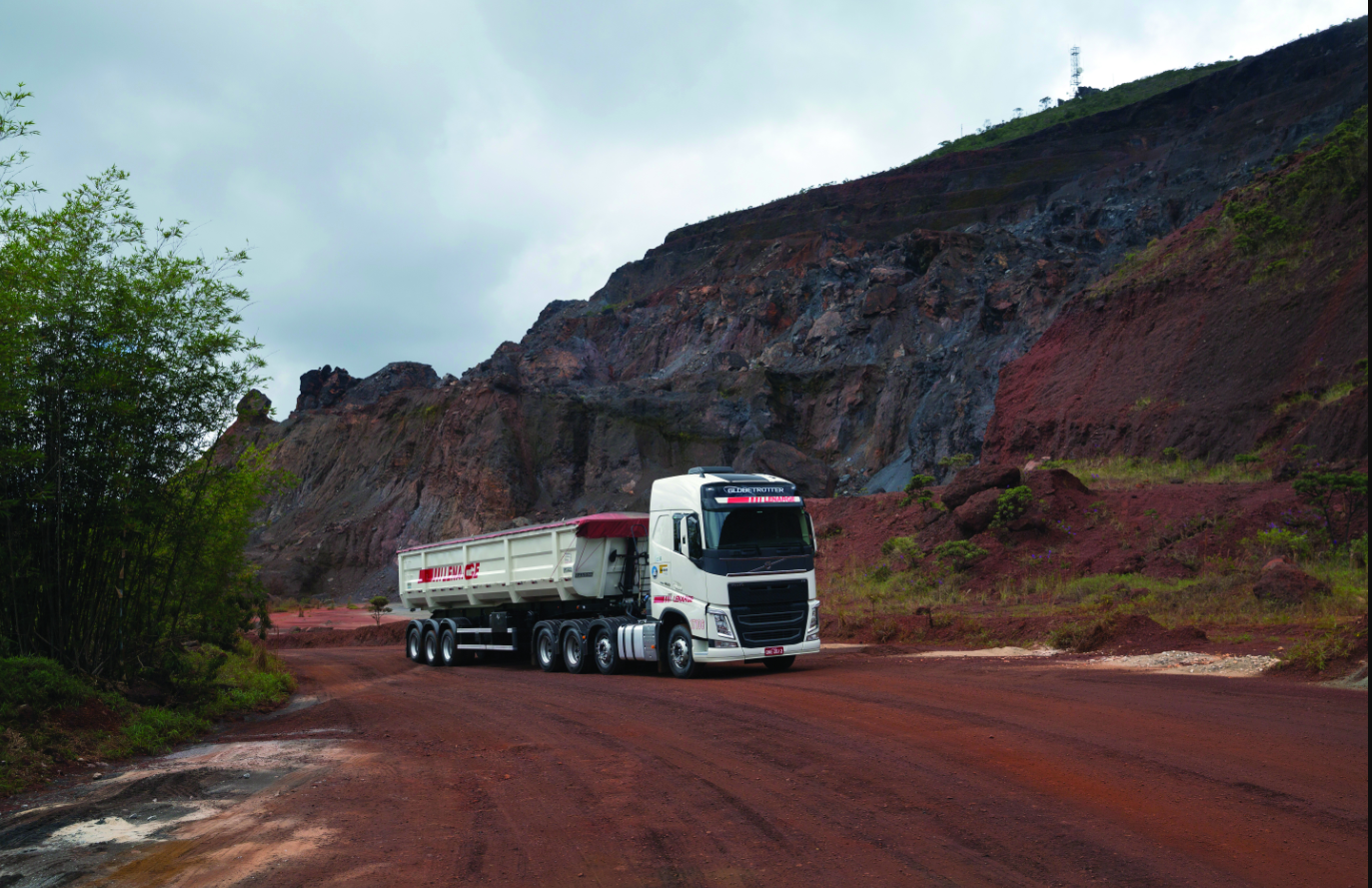 Lenarge amplia e renova frota com mais 200 caminhões Volvo FH