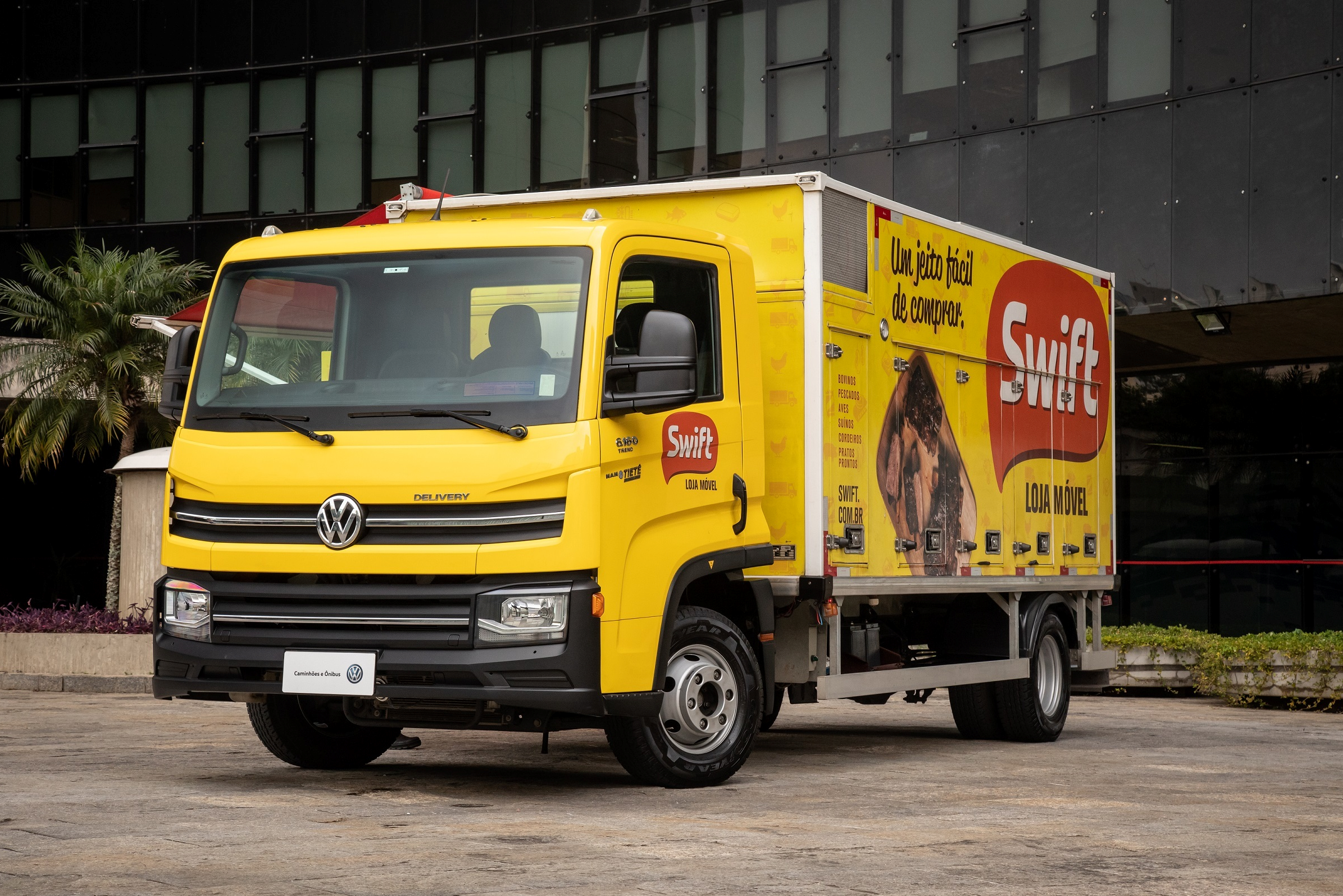 Swift usa o Delivery 6.160, da VW, como loja móvel