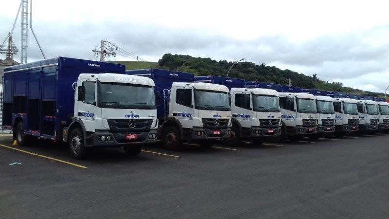 Mercedes-Benz vende 450 caminhões para frota parceira de transporte de bebidas da Ambev