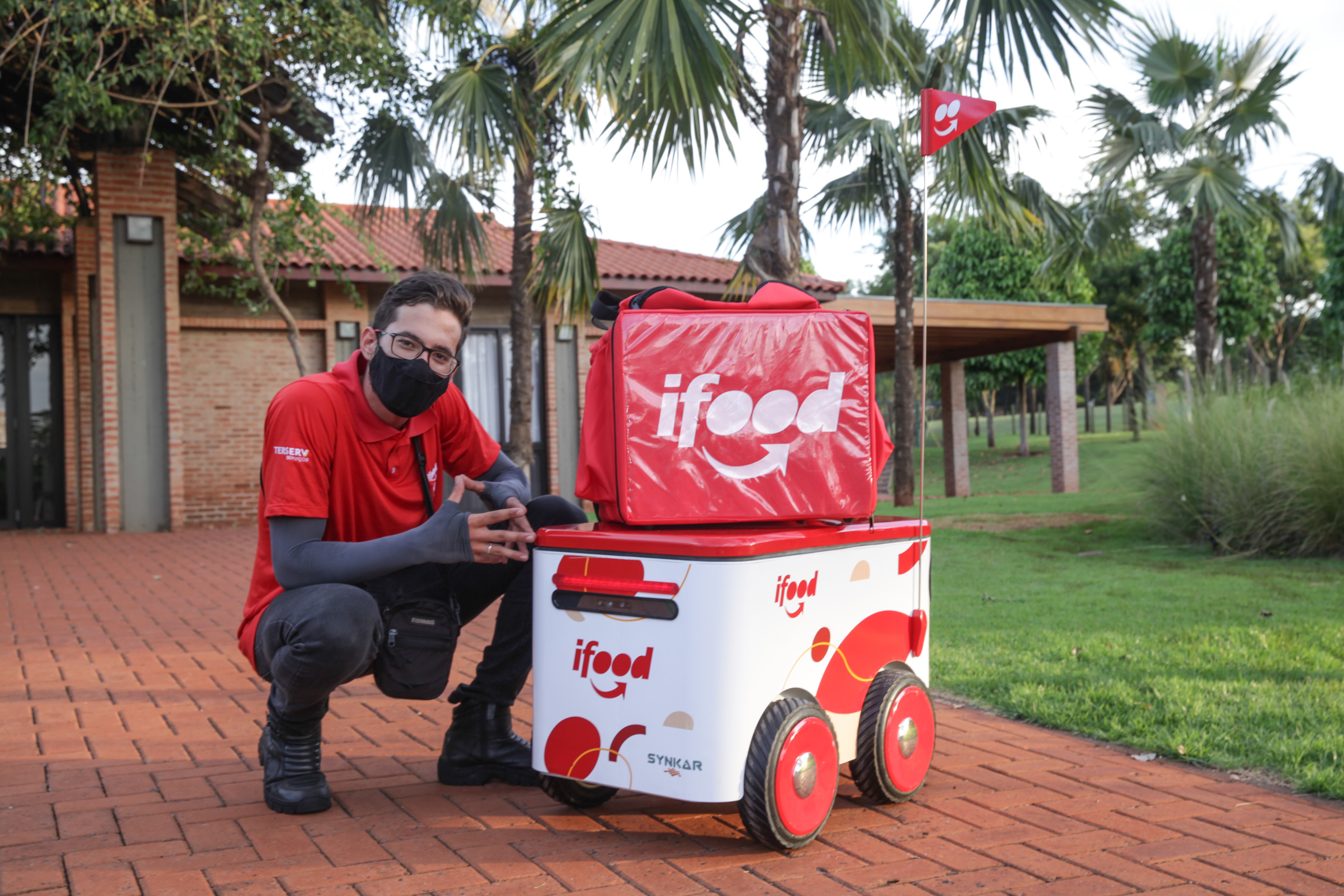 Robô do iFood leva ovos de Páscoa até a porta da casa do cliente