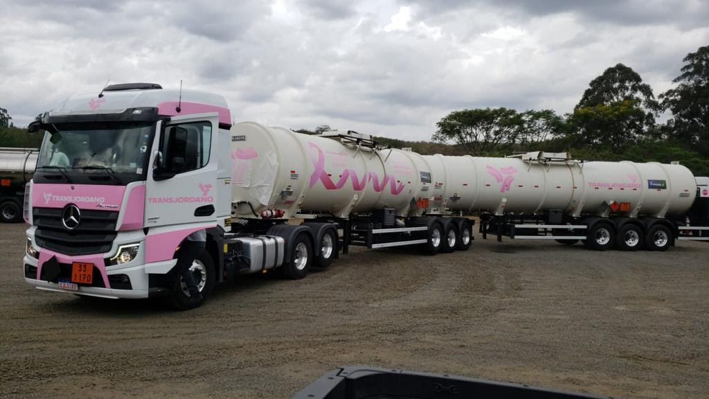 No Outubro Rosa, transportadora personaliza caminhão para conscientizar mulheres sobre a prevenção do câncer de mama