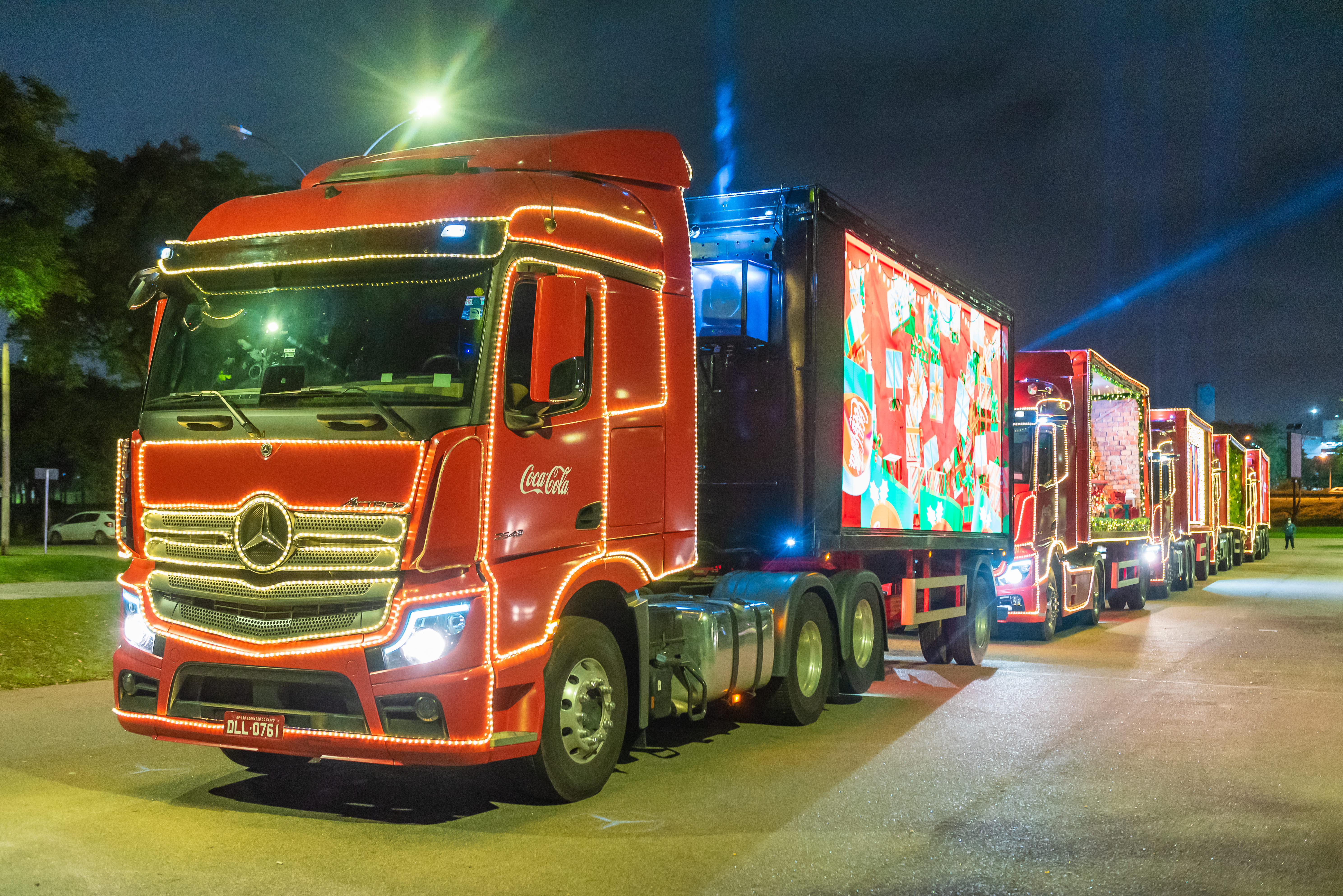 Novo Actros é destaque na Caravana de Natal da Coca-Cola