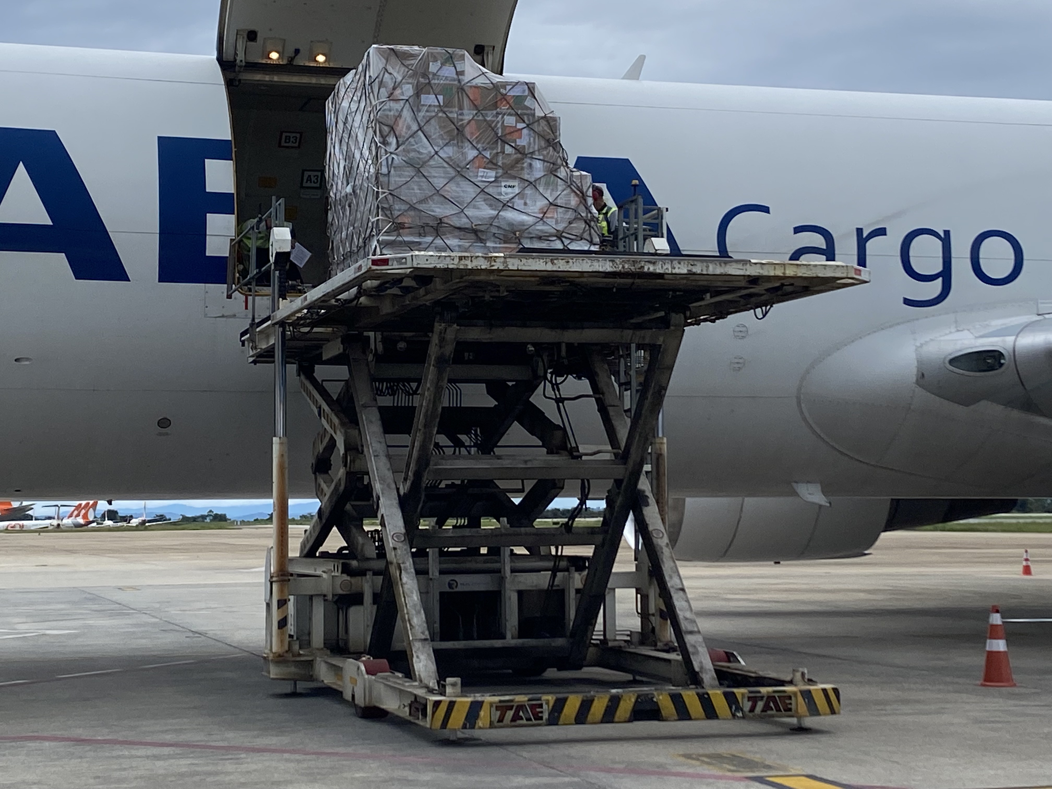 Aeroporto Internacional de BH recebe 150 toneladas de insumos para teste de Covid-19