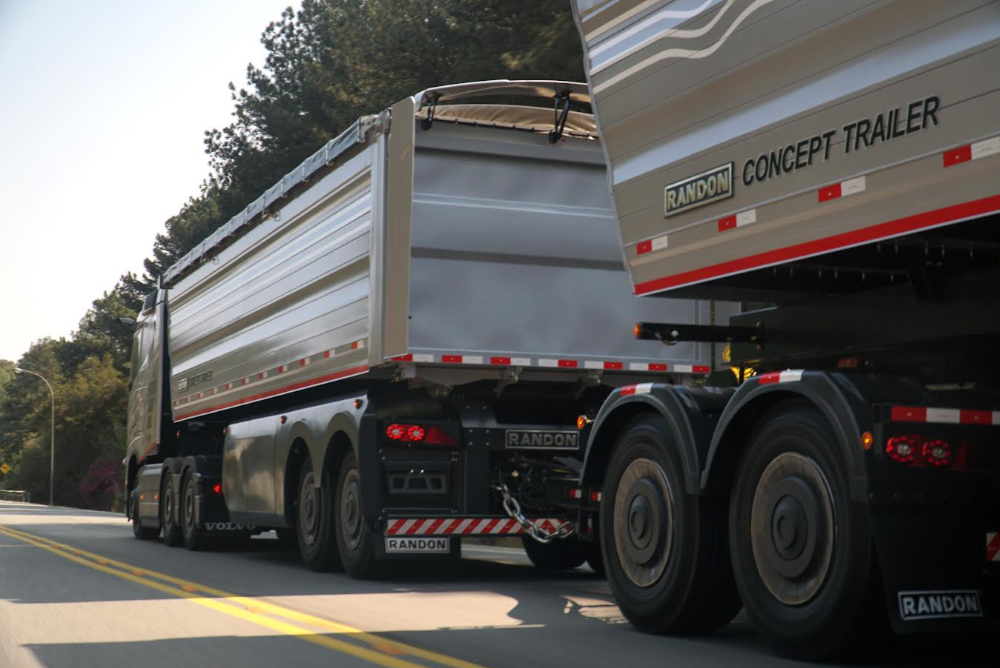 Rodotrem basculante desenvolvido para o agronegócio inicia nova fase de testes na estrada