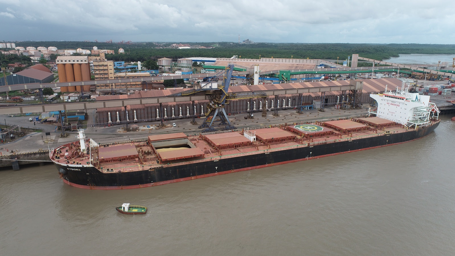 Porto do Itaqui recebe supernavio de grãos