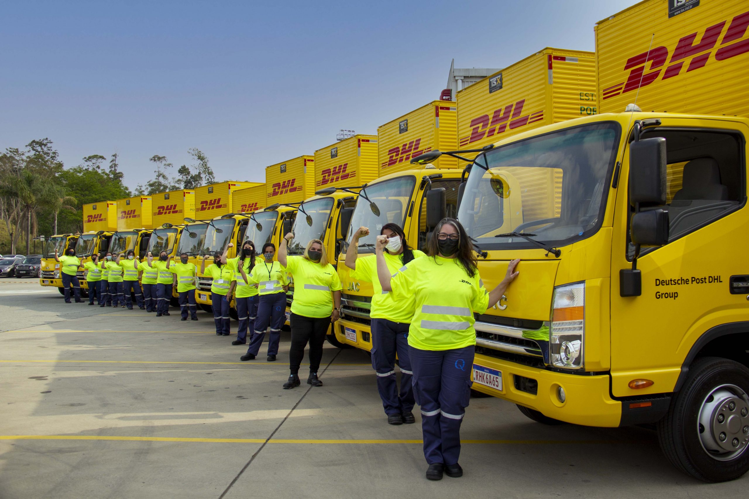 DHL Supply Chain fortalece diversidade e sustentabilidade com motoristas mulheres e 40 novos caminhões elétricos