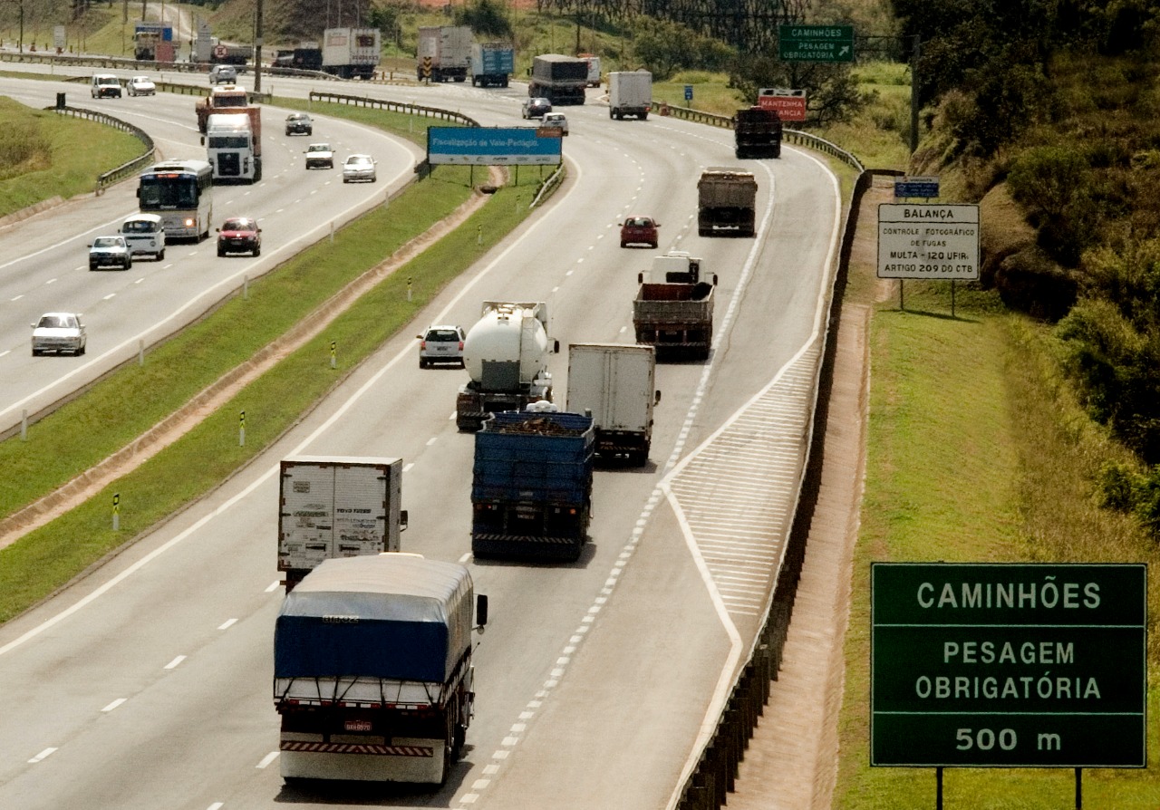 Excesso de peso em caminhões eleva os riscos de acidentes