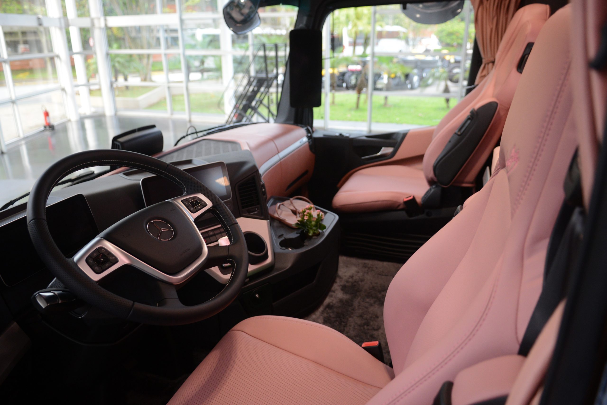 Mercedes-Benz customiza Actros especialmente para mulheres, tem até banheiro, confira na Fenatran