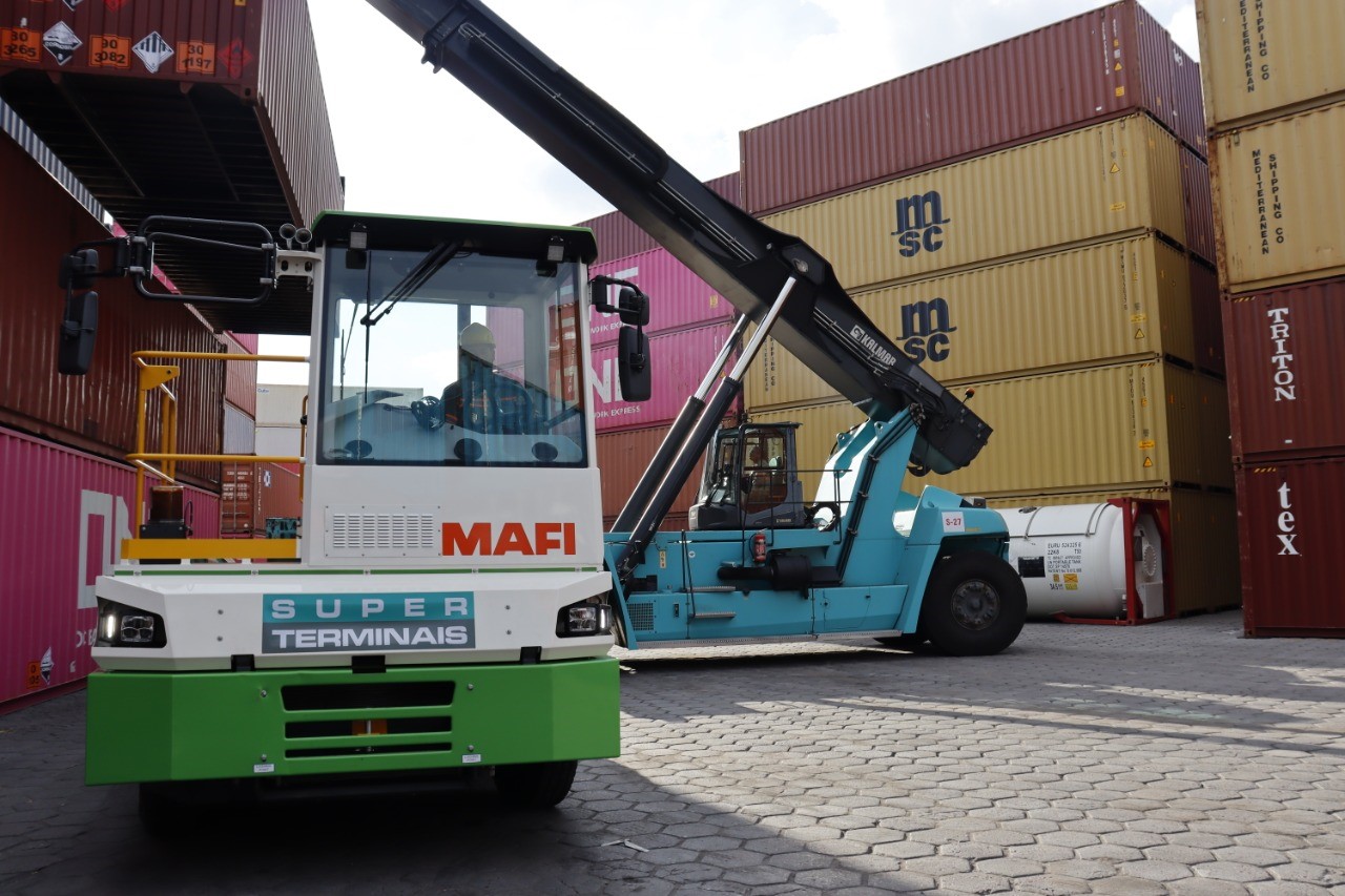 Primeiro terminal tractor 100% elétrico do Brasil opera no Super Terminais, em Manaus, AM