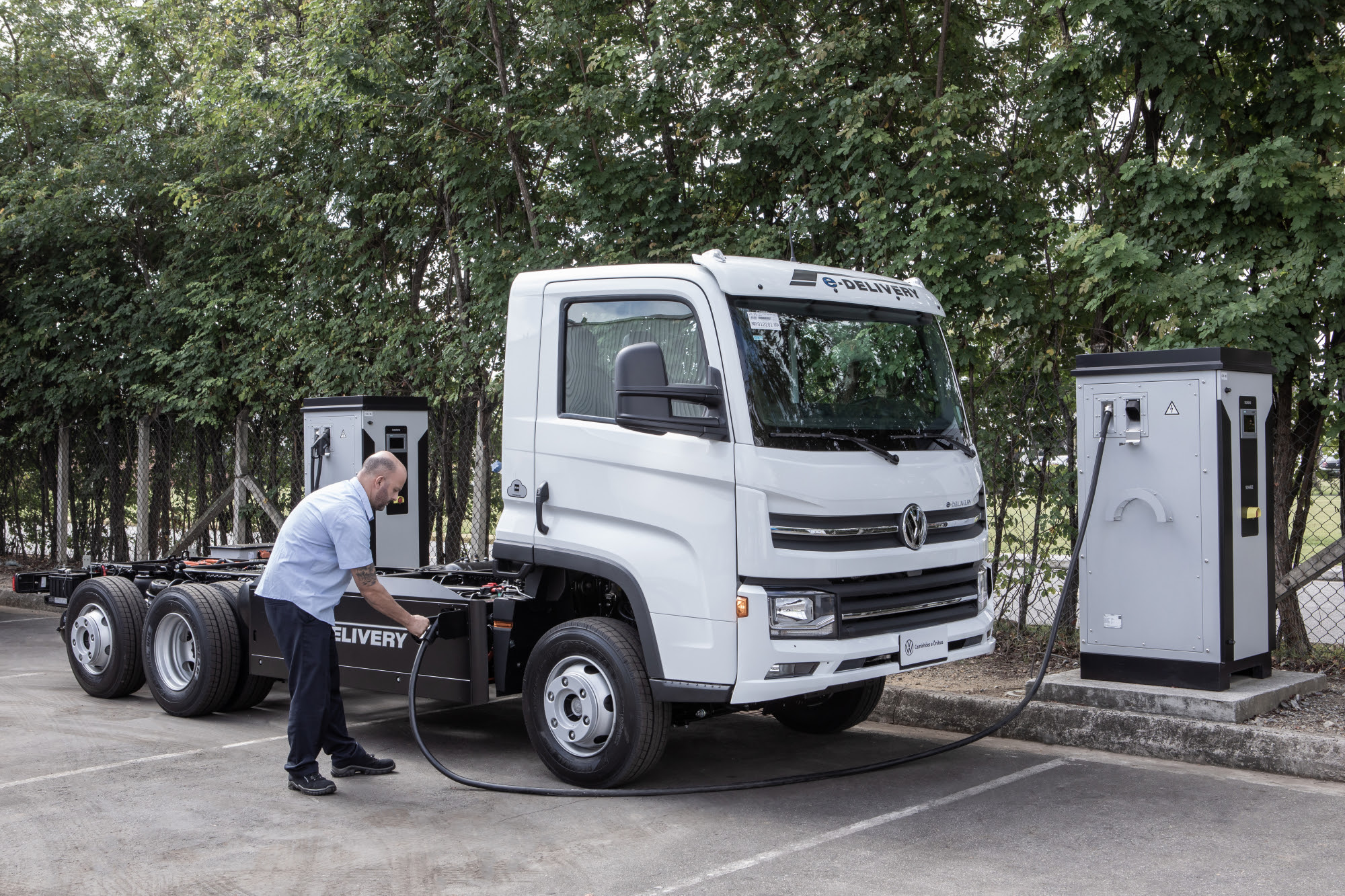 Volkswagen fecha nova parceria para oferta de carregador e energia solar a cliente de caminhão elétrico e-Delivery