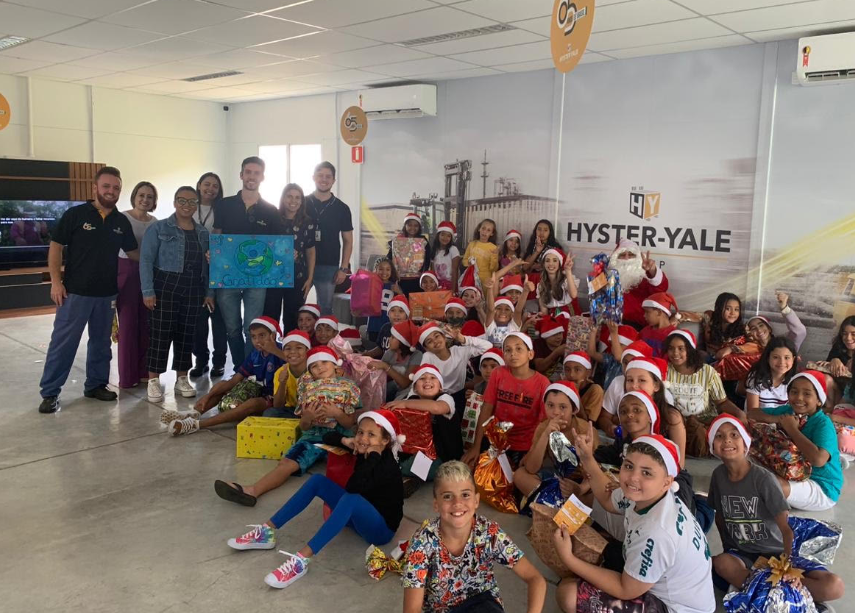 Projeto da Hyster-Yale Brasil torna mais feliz o Natal de crianças e adultos