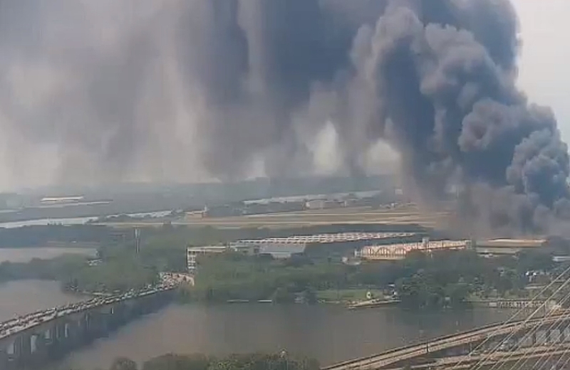 Incêndio atinge terminal de carga no aeroporto internacional Galeão, no Rio de Janeiro