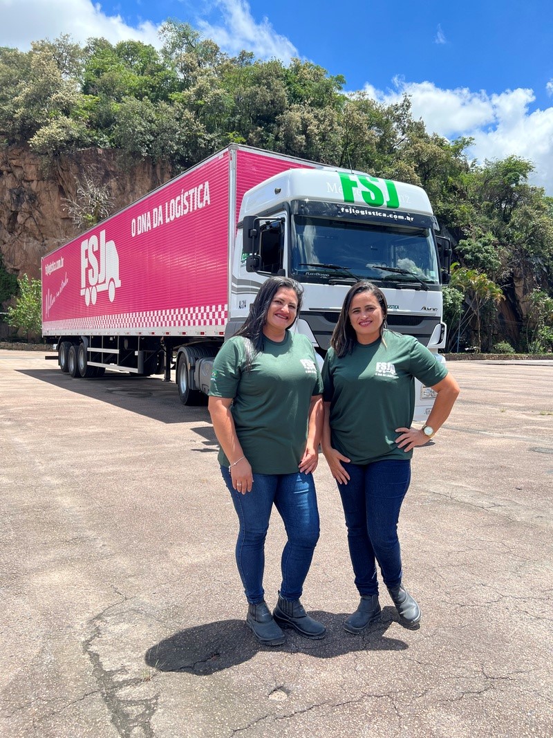 Carreta cor de rosa marca a contratação da primeira dupla de motoristas mulheres pela FSJ Logística