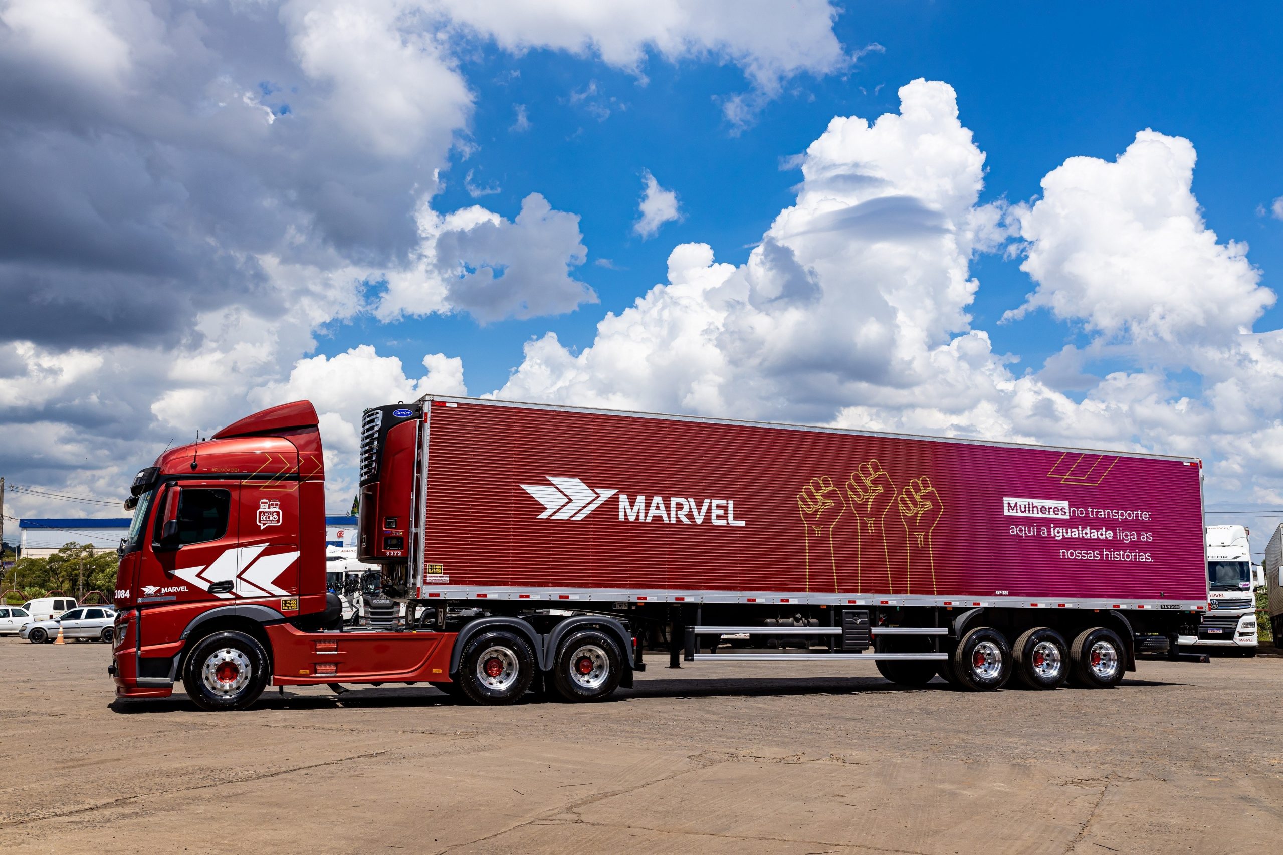 Transportes Marvel customiza carreta em homenagem às mulheres