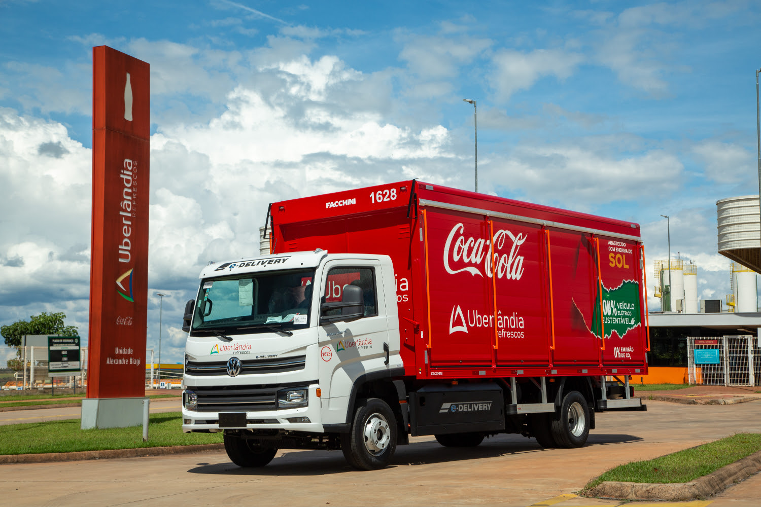 Uberlândia Refrescos aumenta sua frota com caminhões Volkswagen e aposta no e-Delivery para distribuição urbana