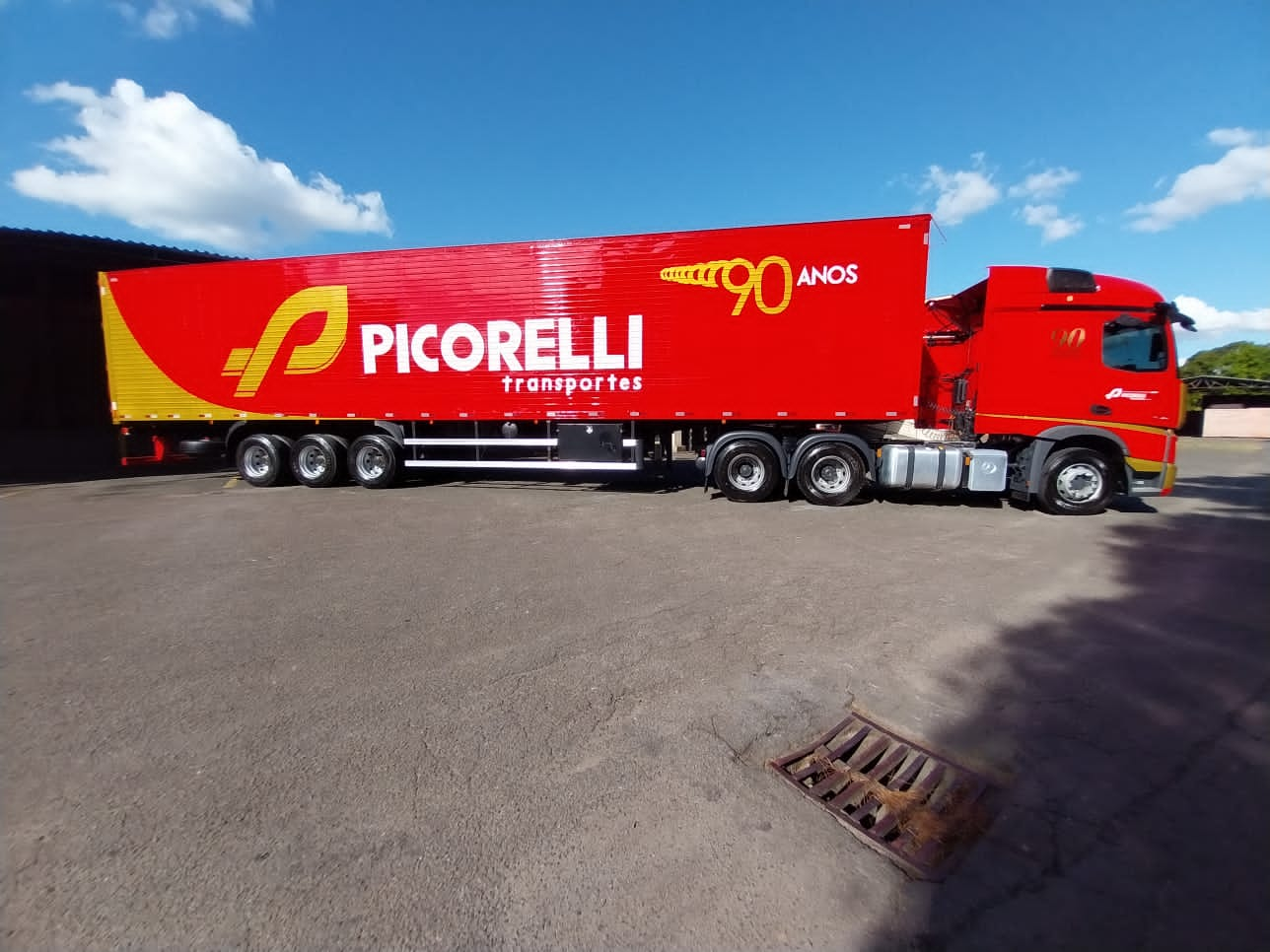 Picorelli Transportes completa 90 anos com edição comemorativa de caminhão da Mercedes Benz