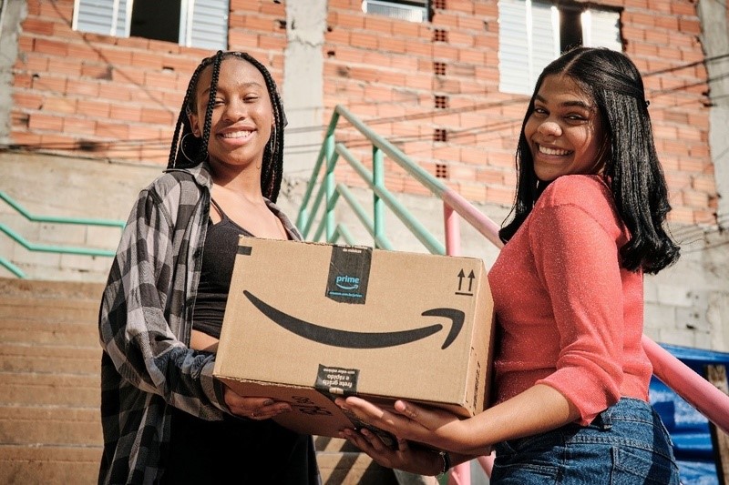 Amazon acelera tempo de entrega de pacotes para clientes em favelas e comunidades brasileiras