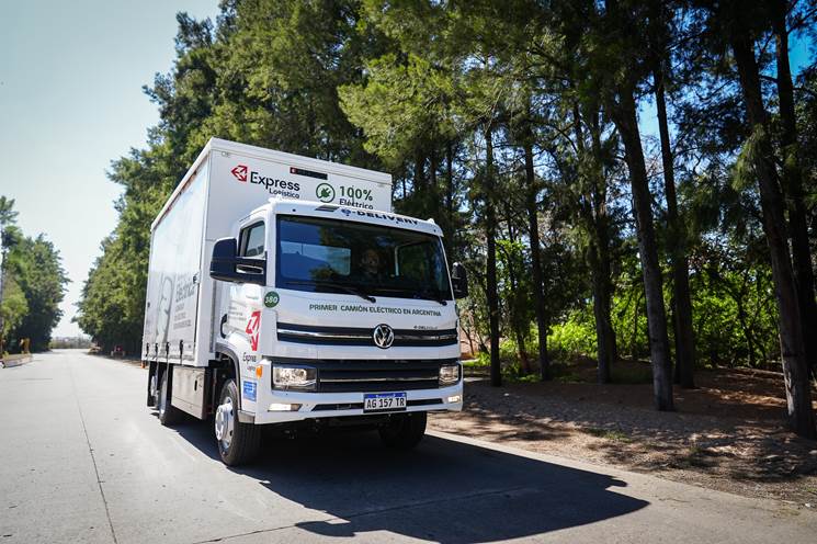 Volkswagen Caminhões e Ônibus entrega o primeiro caminhão elétrico da Argentina para Cervecería y Maltería Quilmes