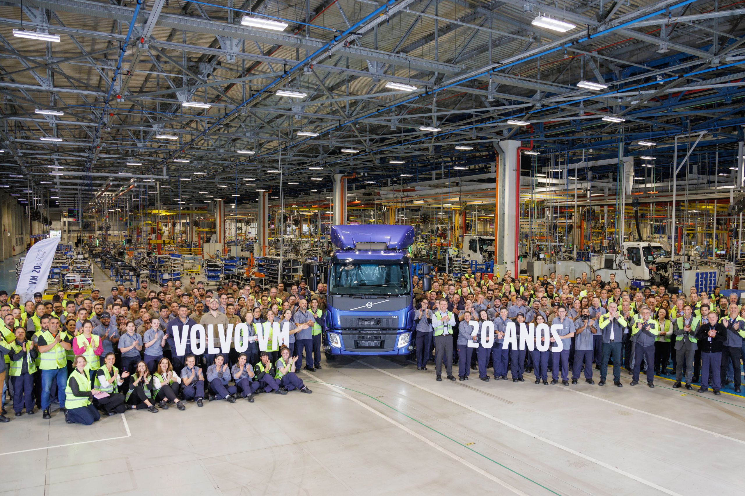 Volvo VM faz 20 anos com série especial, mais de 90 mil unidades vendidas e na liderança em semipesados