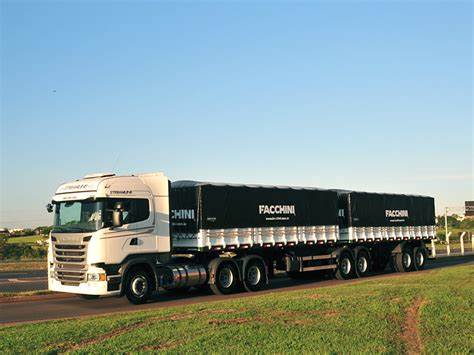 Veículos com até 30 metros estão autorizados a trafegar durante a madrugada na Rodovia Anchieta em São Paulo, SP