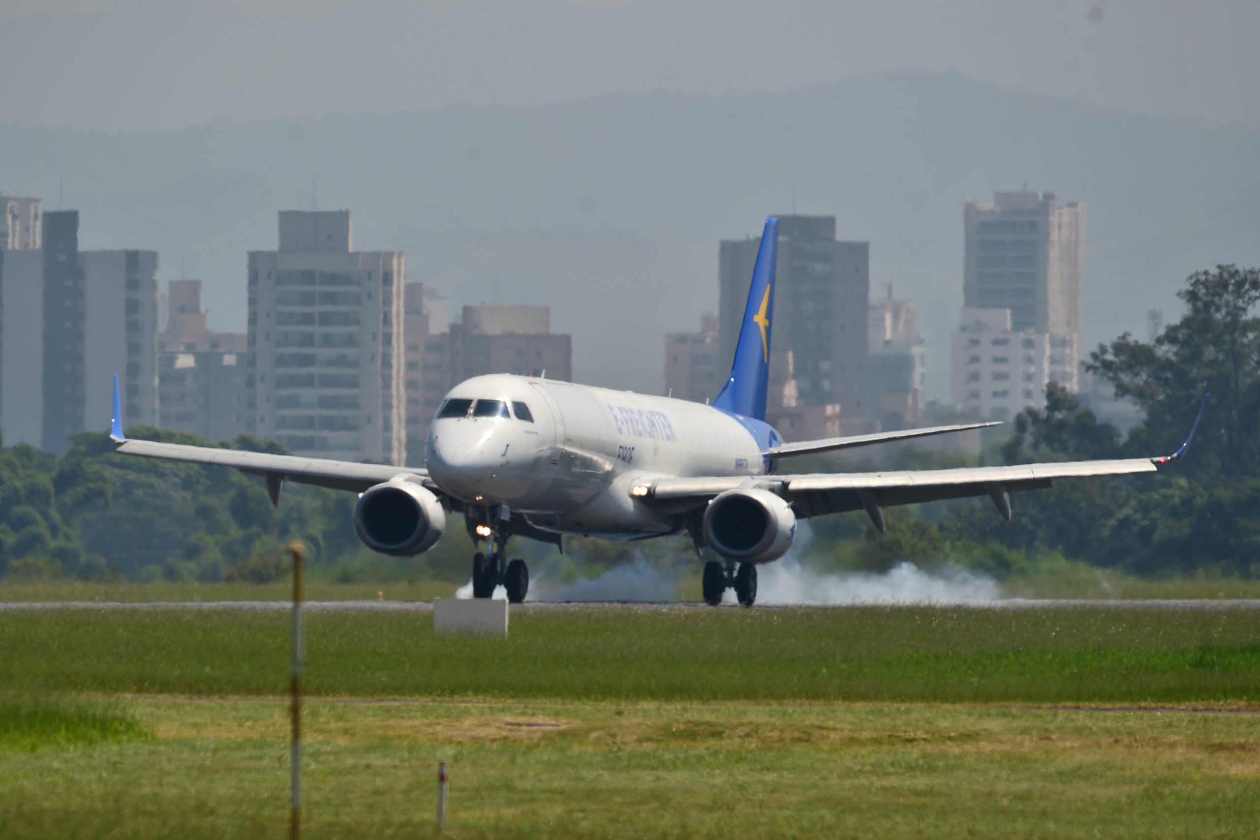 Primeiro E-Jet convertido para transporte de carga faz voo inaugural