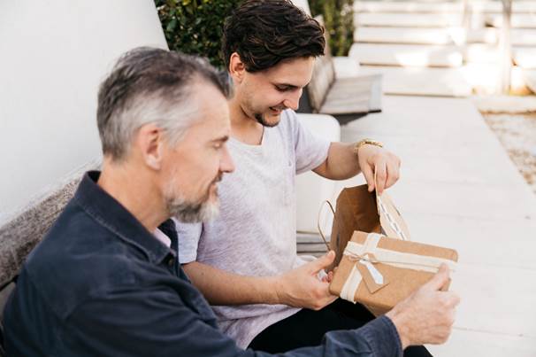 Encomendas, surpresas e nada de presentes atrasados: como o setor de entrega se organiza para o Dia dos Pais