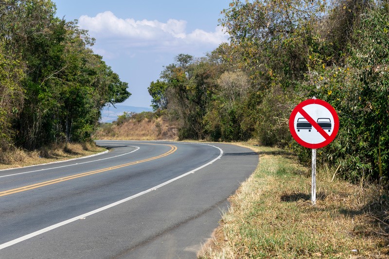 Nova tecnologia de IA identifica ultrapassagens ilegais para reduzir acidentes em rodovias