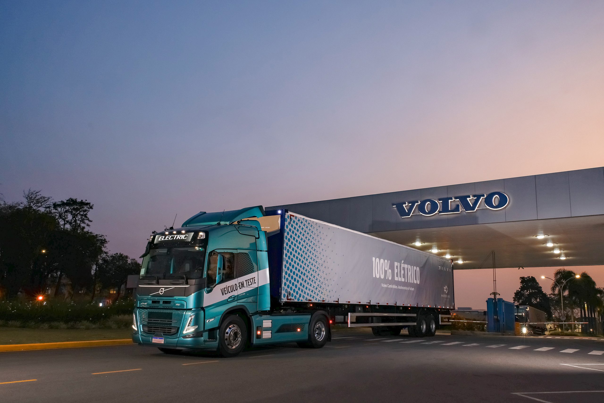 Volvo inicia validação de caminhões pesados 100% elétricos na logística de sua fábrica no Brasil