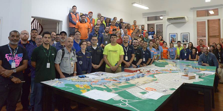 Equipes realizam treino de combate a derramamento de óleo no mar do Porto de Santos